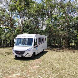 Parkplatz auf der Finca. Der Schatten ist jetzt aber weg