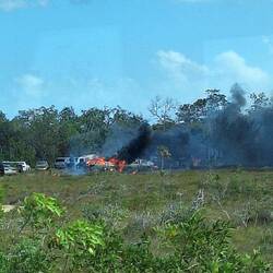 Hier wird alles abgefackelt. Sogar PKW-Wracks.