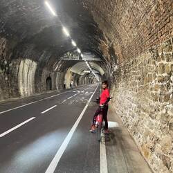 Die Pista Ciclabile führt zeitweise durch Tunnels