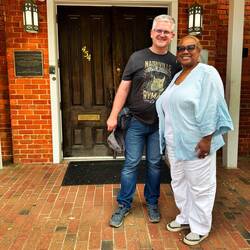 Nikki Davis erklärt uns die Geschichte der Kirche