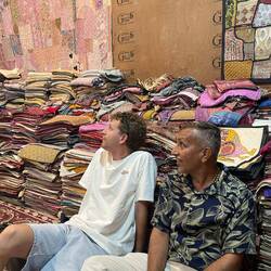 ...sie mussten uns knapp 2 Stunden beim Decken und Schal-Shopping zuschauen 😅