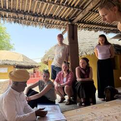jeder hat stolz eine Mappe mit den Fotos berühmter Besucher