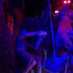 Die Puppen sind echt schlecht gemacht, aber das Grauen kommt gut rüber