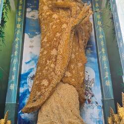 17m hoher Blumenbuddha