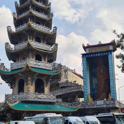 Tempelanlage 2 gegenüber. Mit Pagode, Wunschglocke + Blumenbuddha