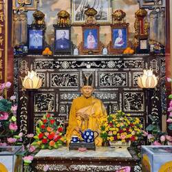 ist der echt? Nein, aber lebensgroß. Geil find ich auch die Zeichnung drüber. Passt nicht wirklich..