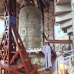 Zettel mit Wünschen werden an den Glockenrand geklebt