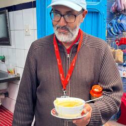 Abdel läßt uns eine gut gewürzte Suppe mit Kichererbsen probieren.