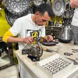 Handwerker bei Ziselierarbeiten