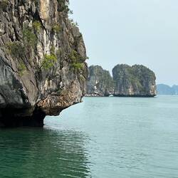 Les rochers sont en calcaire usés à la base par les vagues. Ce sont les crêtes de massifs anciens.
