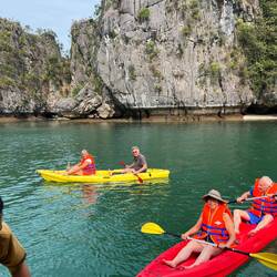 Pas facile de monter dans les kayaks à partir du bateau!