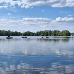 Kursteilnehmer auf dem Wambachsee in Aktion