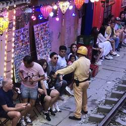 La police fait reculer les pieds au passage du train.