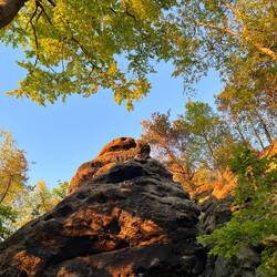 ..genießen die Abendstimmung am rötlich schimmernden Felsen,..