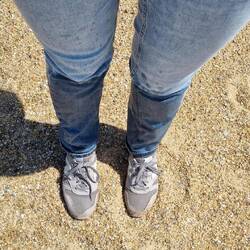 Wir testen mal kurz mit den Händen wie kalt das Wasser ist 🙈