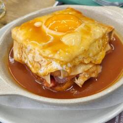 Francesinha eine absolute Kalorienbombe in pikanter Tomaten-Portwein-Soße!