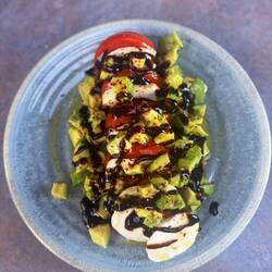 Tomaten Mozzarella mit Avocado