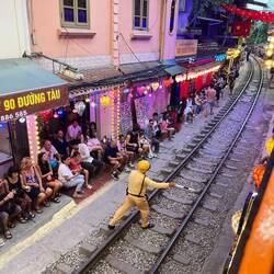 Un agent tente de mettre un peu d'ordre.... en vain!