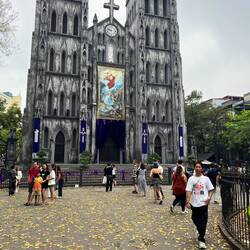 La cathédrale...en béton et en deuil du pape François