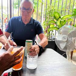 Un jus d'orange servi aux couleurs du pays.