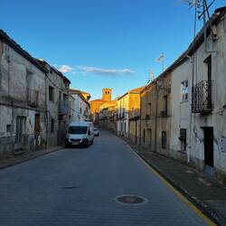 Wir hatten garnicht erwartet, dass es hier ein Zimmer gibt. Zerfall mitten im Ort
