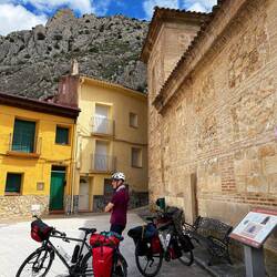 Der ganze Ort hatte die Rolläden unten. Dann kam doch noch ein alter Mann um die Ecke