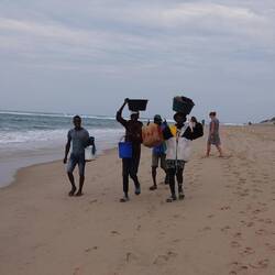 Schwer bepackt zurück