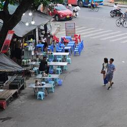 Ausblick von der Long Biên Brücke auf ein typisches Straßenlokal. Am liebsten alles vollstellen.