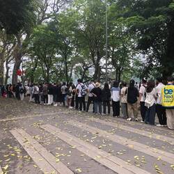 queue monstrueuse pour récupérer une publication offerte pour le cinquantenaire de la réunification