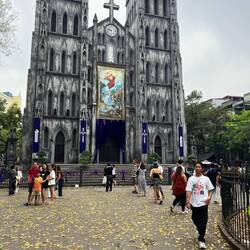 La cathédrale St Joseph en deuil du pape François.