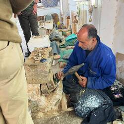 In der Mosaikwerkstatt wird jedes Steinchen mit dem Hammer geschlagen