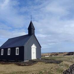 La chiesa nera Búðakirkja
