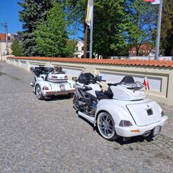 Mąż i żona....każdy podróżuje na swoim