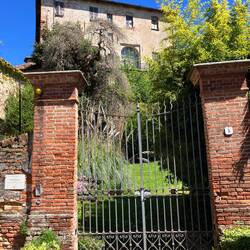 Das Castello ist in Privatbesitz und sich selbst überlassen...