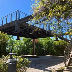 Aussichtsplattform am höchsten Punkt im Dorf, über der Kirche