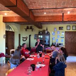 Zum Preis gehört eine Weindegu mit Pflichtkauf von 6 Flaschen Wein und 16€ Stellplatz mit Strom
