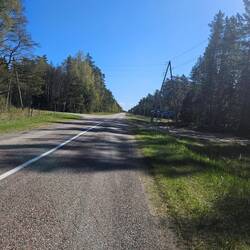ab und zu ging eine Straße Richtung Meer zu einem Ort ab..