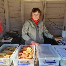 Ist die Räucherfischfrau verwandt mit der Bäckerin? Rechts liegt auch was von dem Brot...