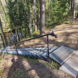 Der Weg zur Quelle am Fluss.