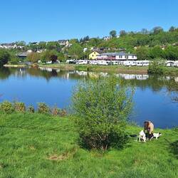 Blick auf dem Campingplatz in Hattingen, hinten links DLRG