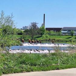 DLRG in Aktion am Wehr