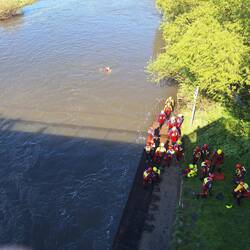 DLRG wartet - die anderen seilen sich von der Brücke ab