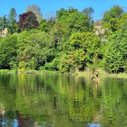 Ein Standuppaddler vor alter Kulisse