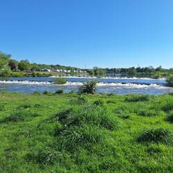 Hinten links DLRG am Ruhrwehr in Hattingen