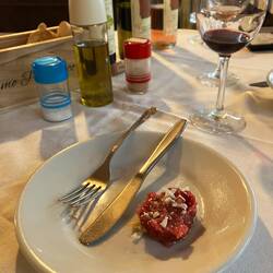 immer wieder es Häppli...3. Rundi Carne Crudo (Tatar) ohni Gwürz nur Olio d'Oliva