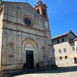 Benevello, Chiesa San Pietro in Vincoli mit Schloss dehinder