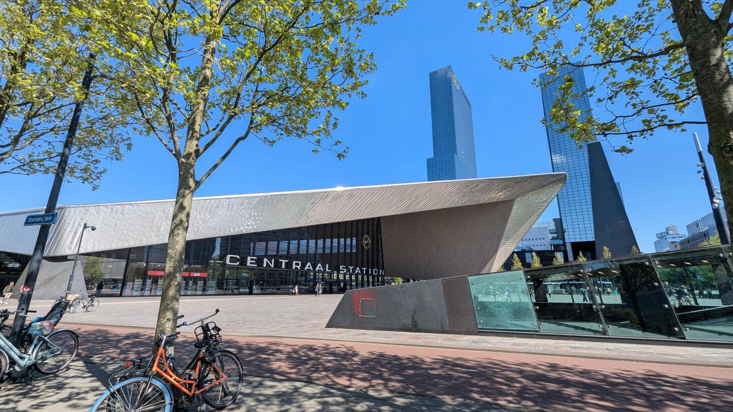 Rotterdam 's central station points to the center of town.