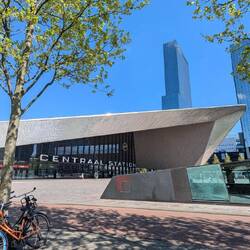 Rotterdam 's central station points to the center of town.