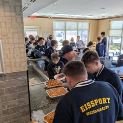 Schnell noch eine Stärkung dann geht's ab ins Stadion