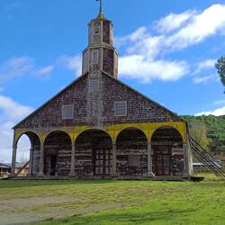 In fast jeder Bucht gibt es eine schöne Holzkirche